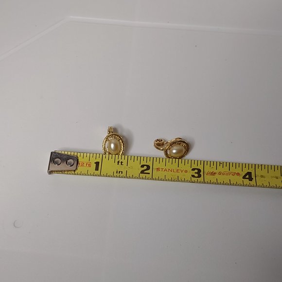 Cute Gold Tone Oval Shaped Monet Clip On Earrings - Picture 11 of 11